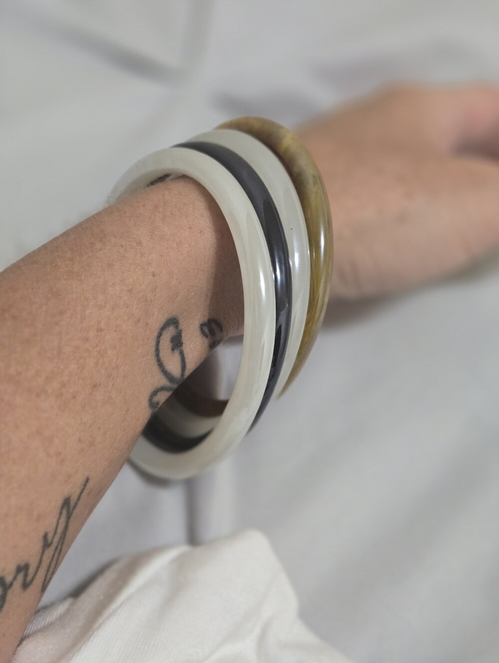 Set of 4 Glass Bangle Bracelets - Picture 9 of 12